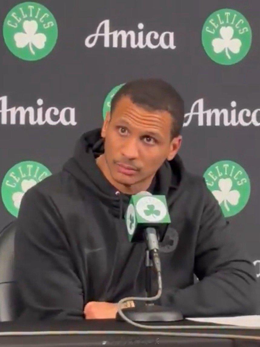 乔-马祖拉在谈及杰伦-布朗砍下42分时表示“他今晚面对了三种防守战术，我认为他在