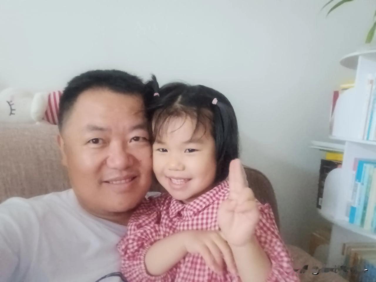
我觉得父亲节比不过母亲节。
母亲节，孩子们会做手工，画画，买花送给她们亲爱的妈