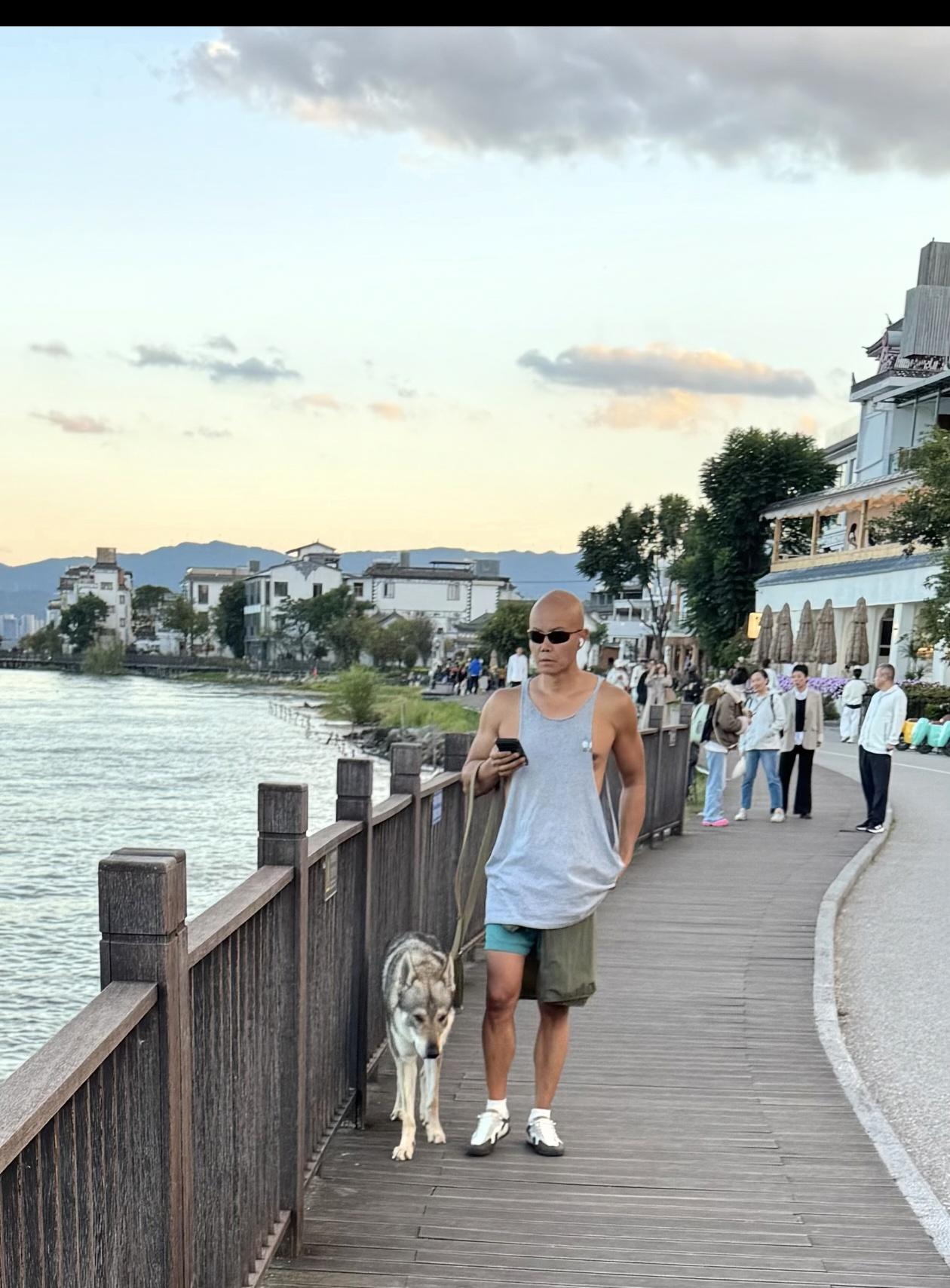 网友在大理市集偶遇乐嘉那视频我刷到了，51岁还是标志性光头，穿个背心短裤，胳膊上