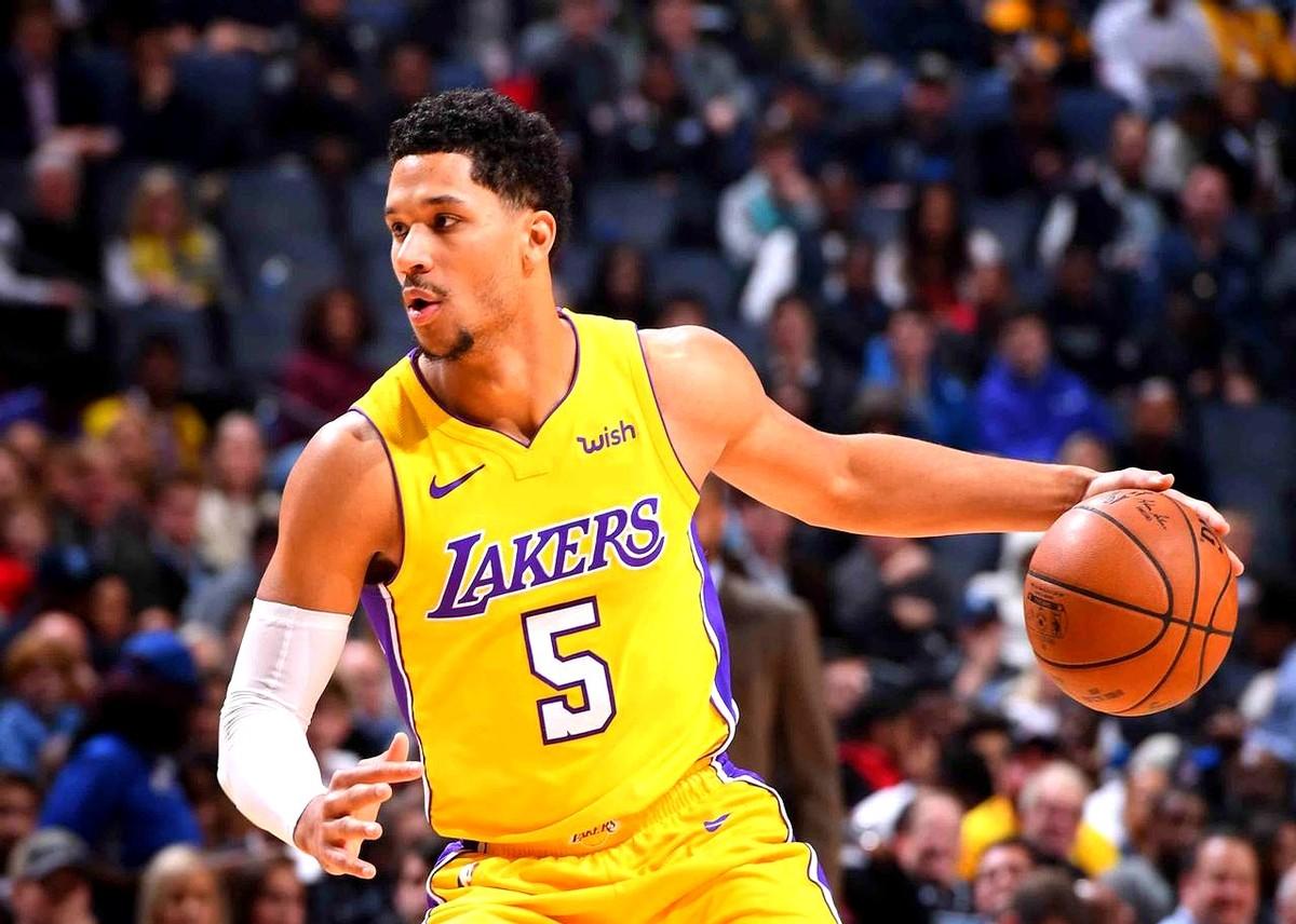 尼克斯的哈特今天打得真硬。对上字母哥的雄鹿，他全场拿下19分15个篮板的大号两双