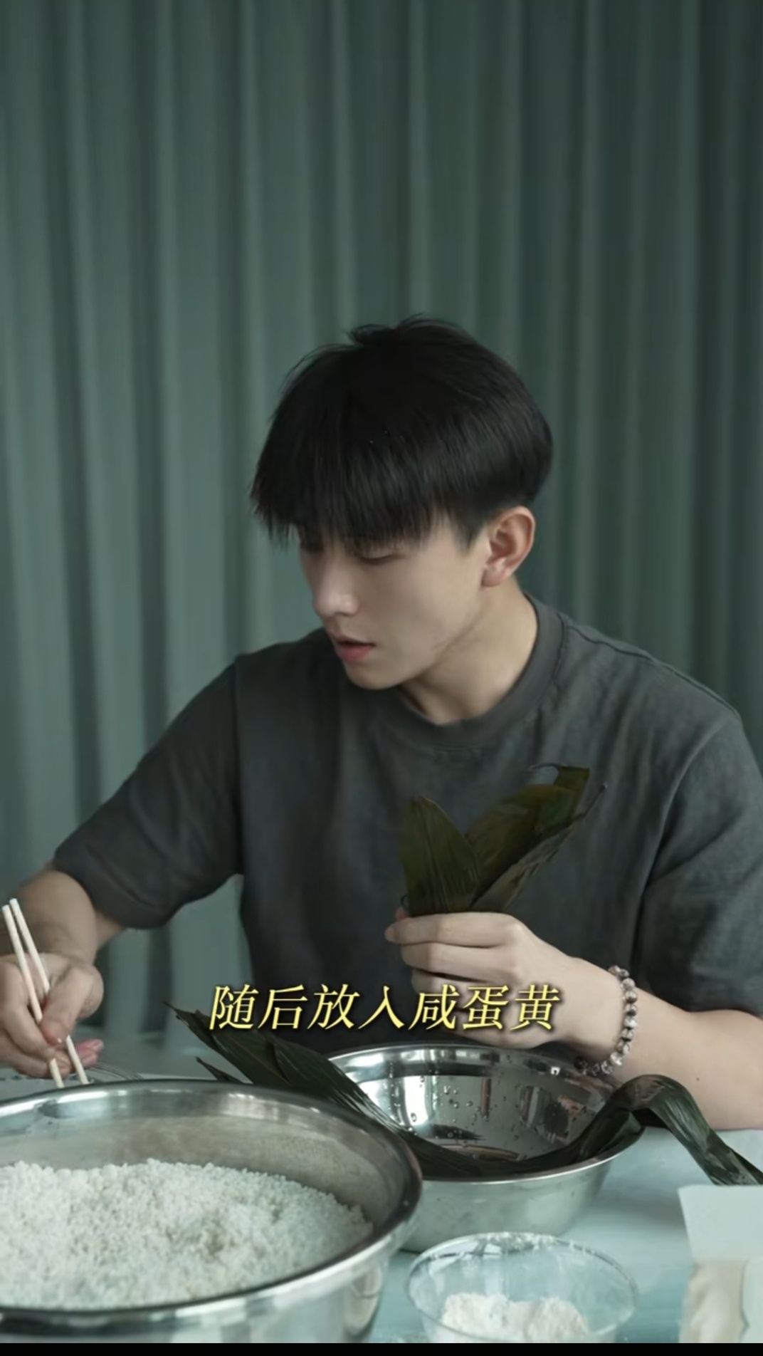 刘萧旭老师自己体重管理吃不了，还是给粉丝包了饺子和粽子，他真的超爱XXL!话说我