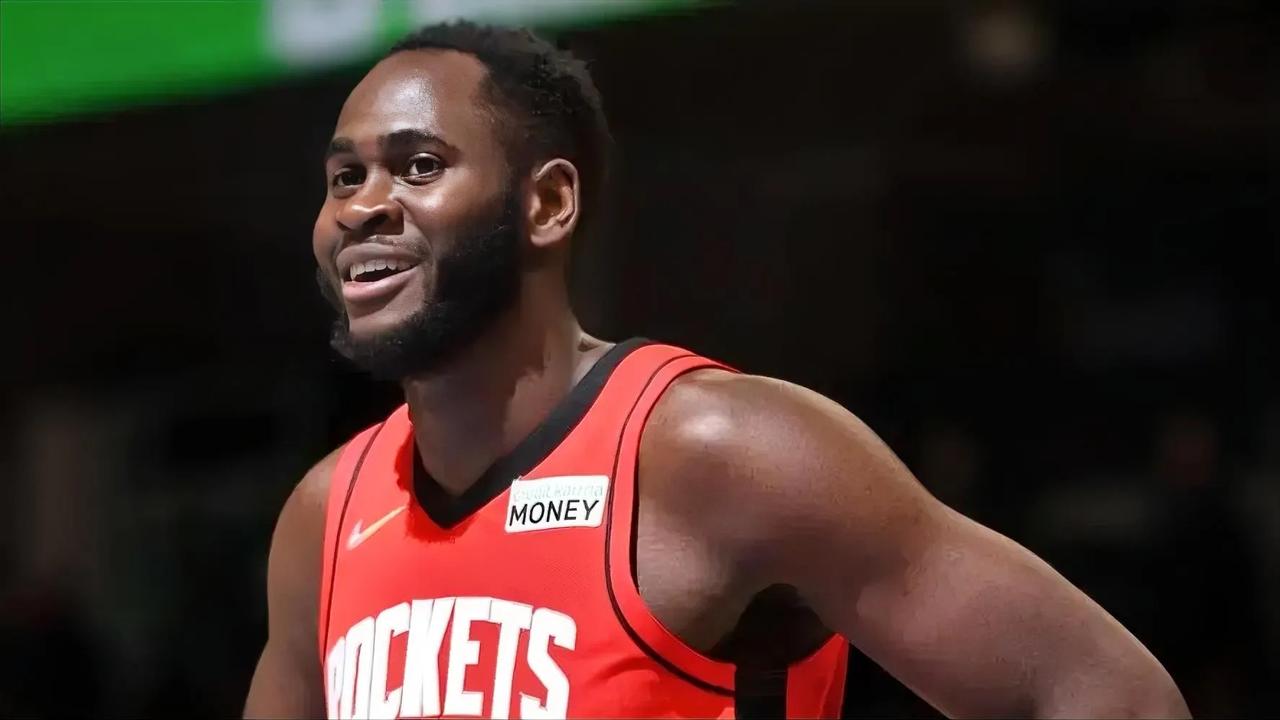 火箭旧将加鲁巴在国际赛场发挥不俗，加鲁巴代表西班牙出场20分钟，投篮7投3中，拿