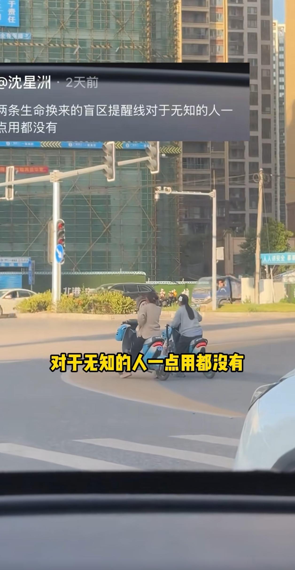 大货车“死亡弯月”盲区多可怕？这黄色区域千万别闯！
 
刷到个视频，才知道马路上