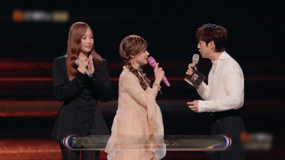 何炅对黄霄雲说你真的够了何炅：这辈子没这么社死过！黄霄雲贴脸开大考古杰娜名场面，