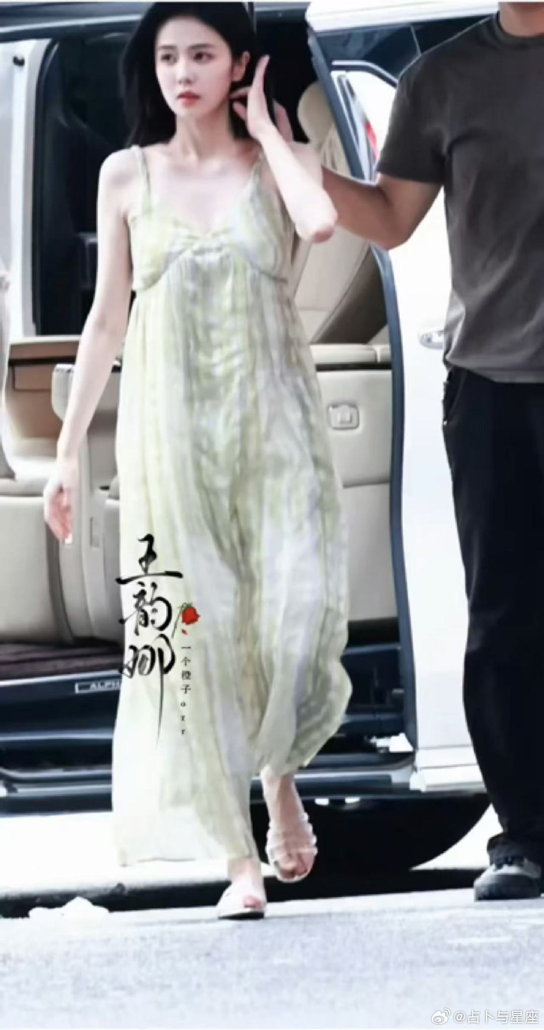 白鹿开到荼蘼浅绿吊带长裙白鹿王韵娜浅绿吊带长裙路透白鹿开到荼蘼浅绿吊带长裙，真的