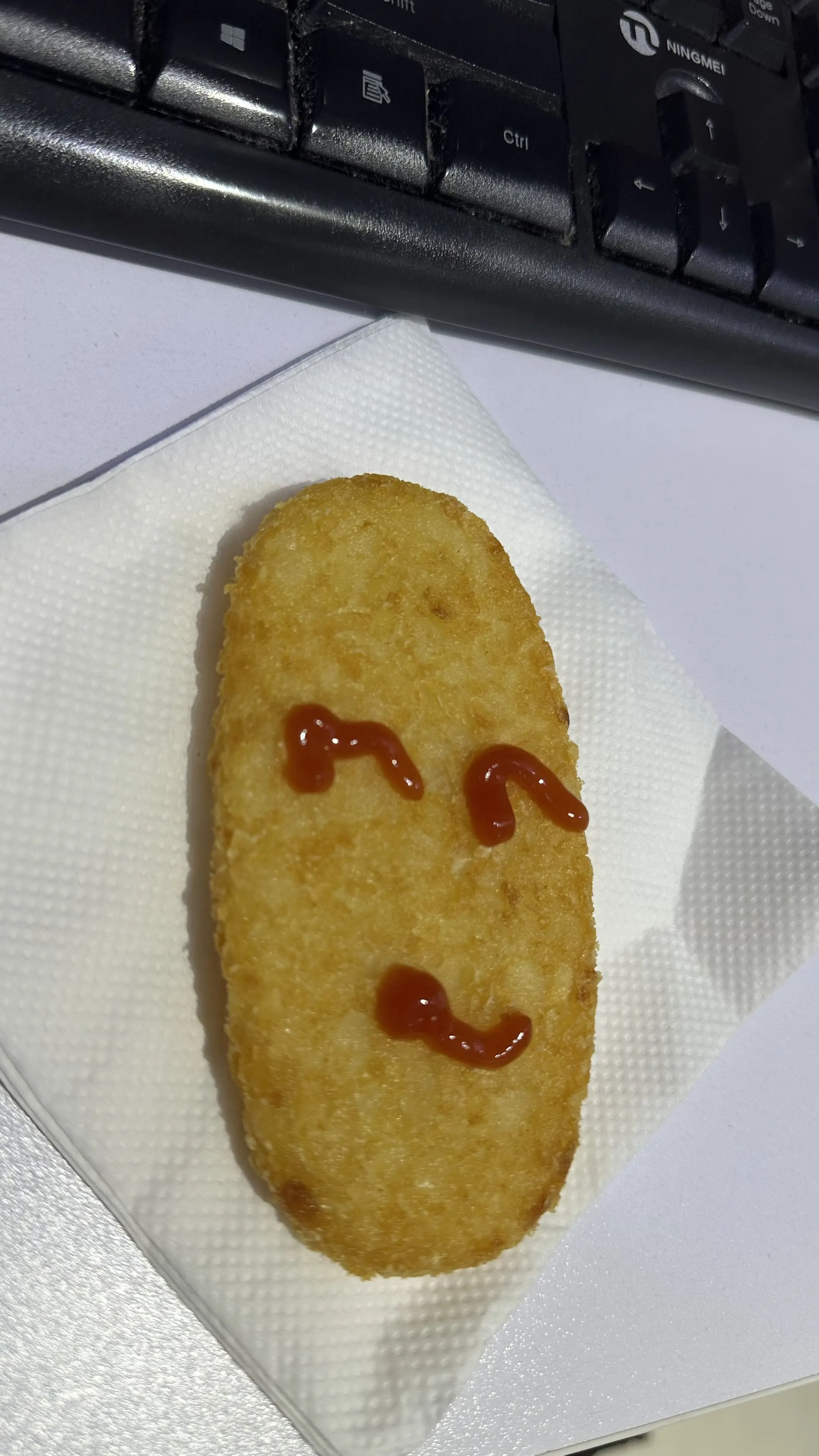 这笑脸，有点阴阳怪气的。