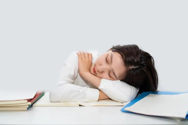 最近“午睡时间超过1小时，死亡风险增加30%”上热搜，搞得人心惶惶。其实这结论源