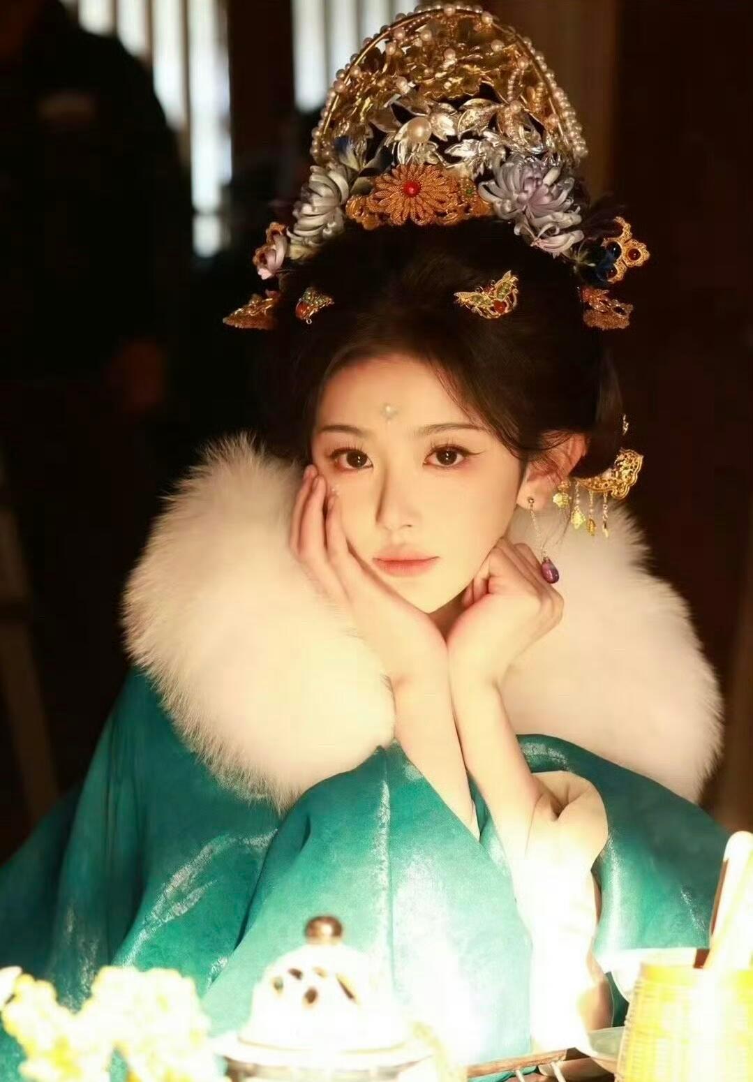 孔雪儿逐玉出场 实在貌美 