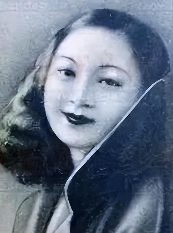 [微风]1952年，青岛第一名妓于小脚被执行枪决，人们将刑场围得里三层、外三层，