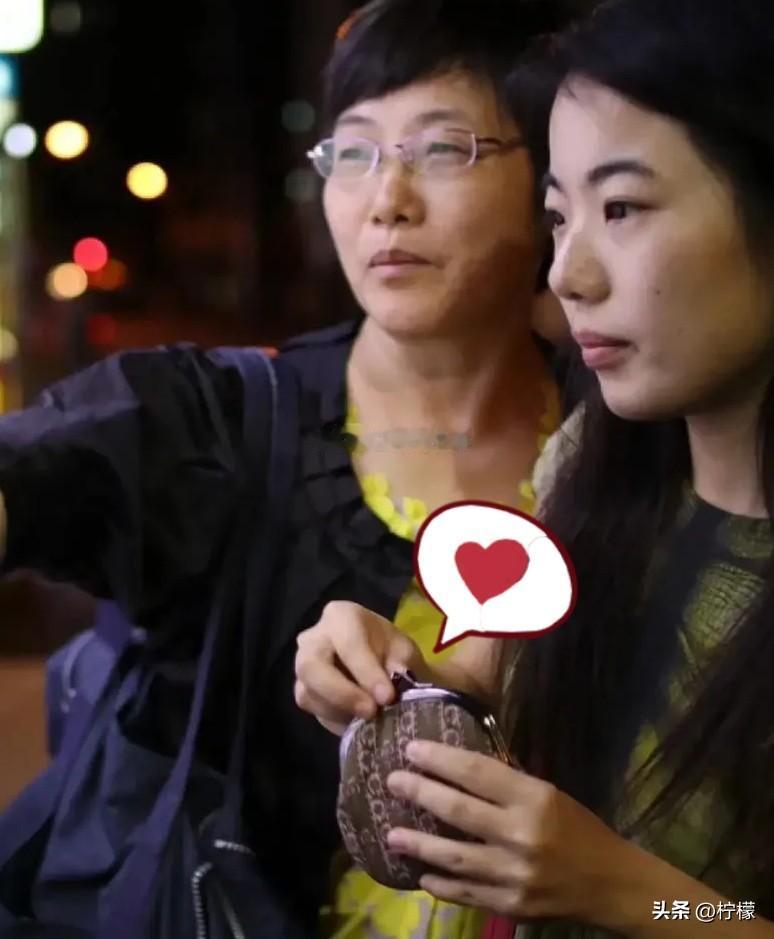 要说真正让蒋方舟陷入争议的，
既不是指责她学术不端的肖鹰教授，也不是爆出新证据的