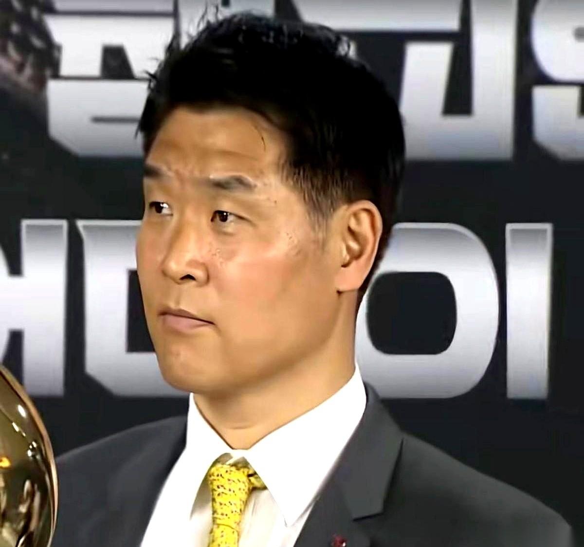 韩国队新上来的这个教练，有点东西的。
上来先把咱们一顿猛夸，从联赛夸到青训，说我