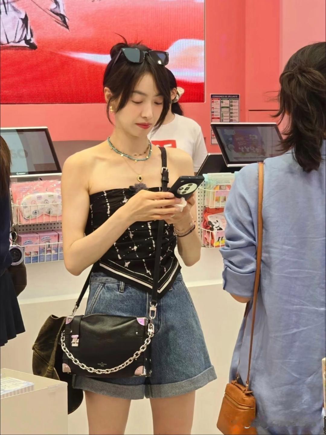 宋茜生图贼瘦！本以为她上镜身材正合适，没想到真人这么瘦！ 