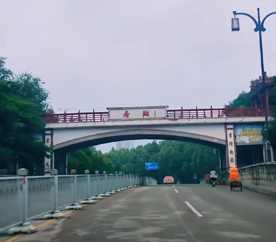 梁山寿翔桥
坐落梁山城西，公路穿桥底通行。桥名寓意龟寿凤翔，将龟山、凤凰山连成一