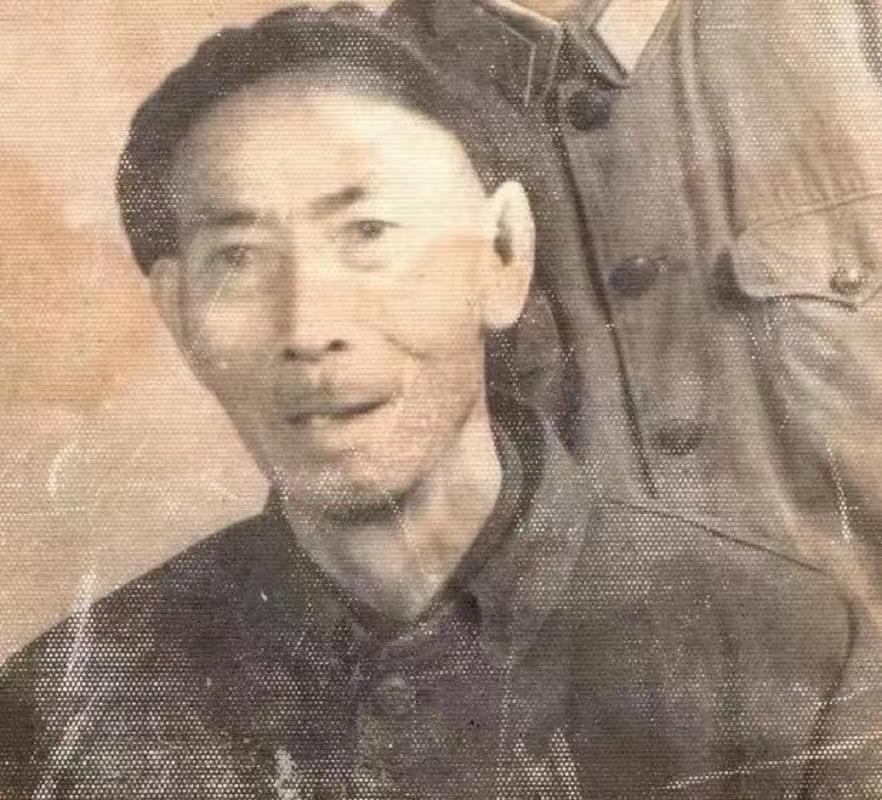 1976年，北京中国人民革命军事博物馆红军长征展区，一位老人在展柜前停了很久。展