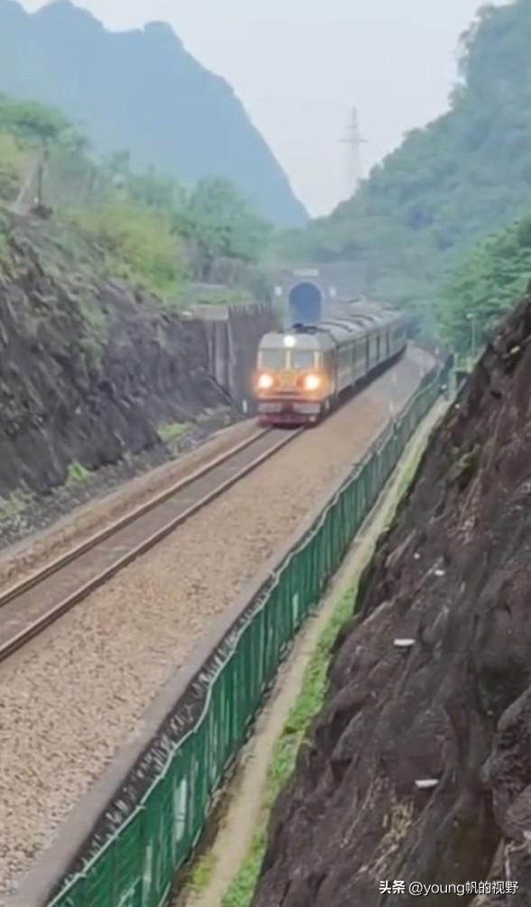 洛湛铁路广西段是2009年开通的一条干线铁路。虽然是干线，却又是一条单线的非电气