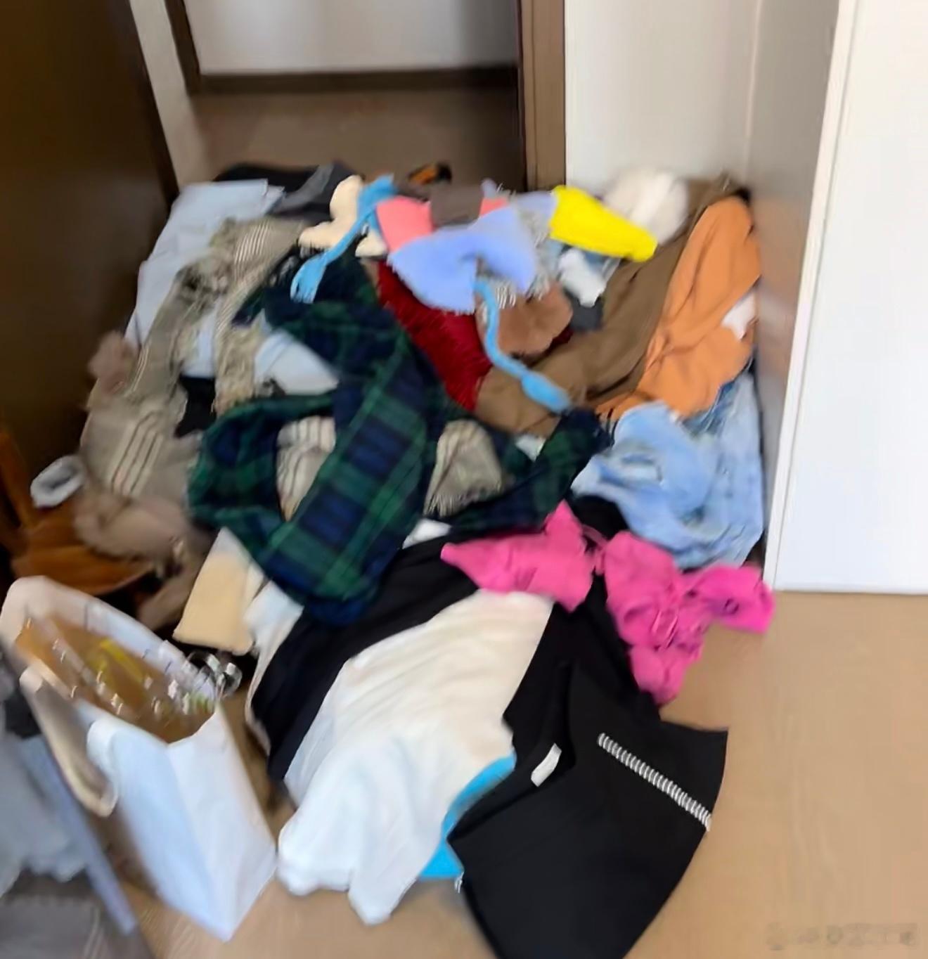 放了很久的衣服不要穿我估计大家衣柜肯定有几件穿之无趣，弃之可惜的衣服呢，每次拿出