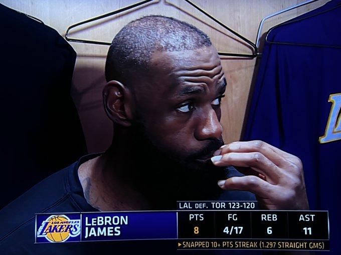 勒布朗-詹姆斯谈如何发现八村垒的。勒布朗-詹姆斯说其实是他让八村在底角蹲着的。