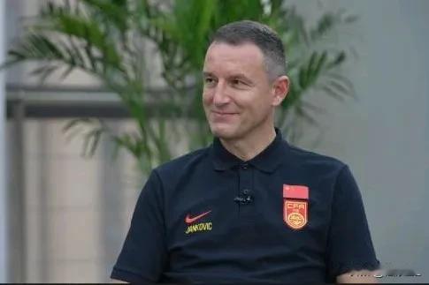 不用争了，不偏不倚，扬科维奇安排的妥妥的。国足踢阿联酋乙级队5:1，首发门将颜骏