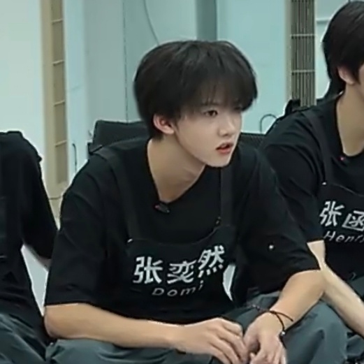 老天，，好清晰的v字脸