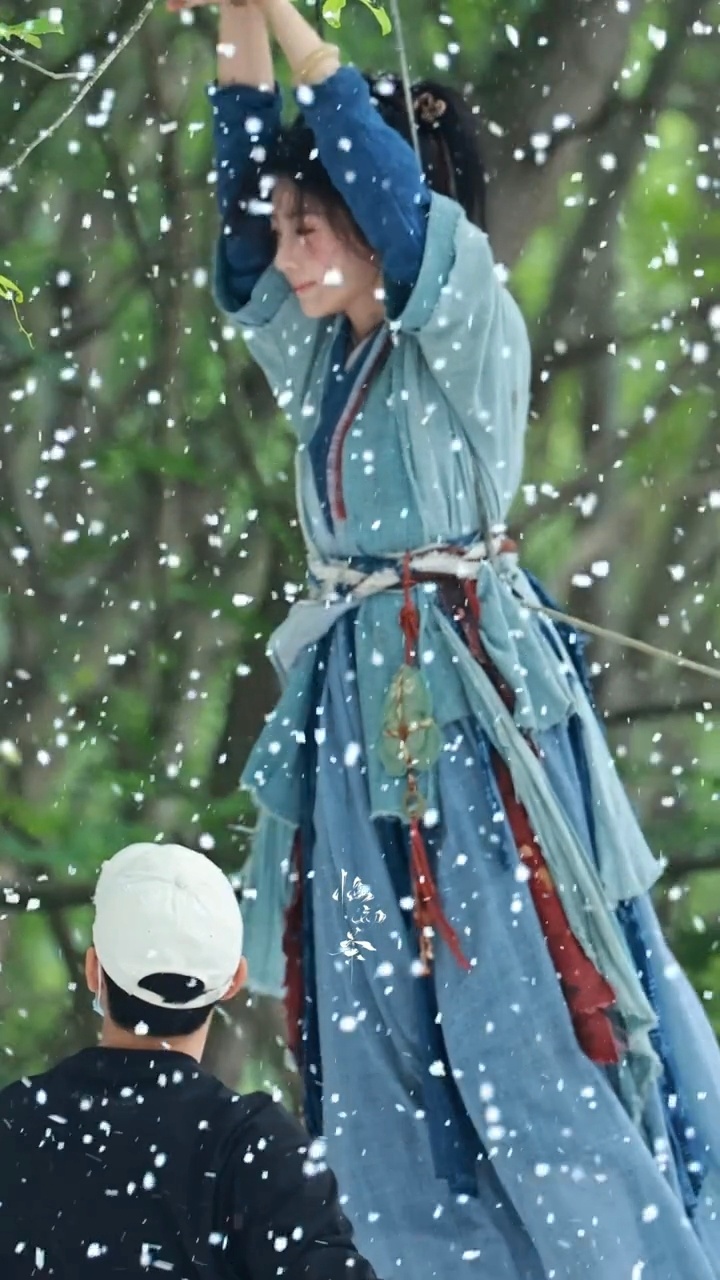 哪个人趁我不在欺负我的女孩！！我们小南衣🤲🏻🤲🏻卢昱晓被吊起来打路透