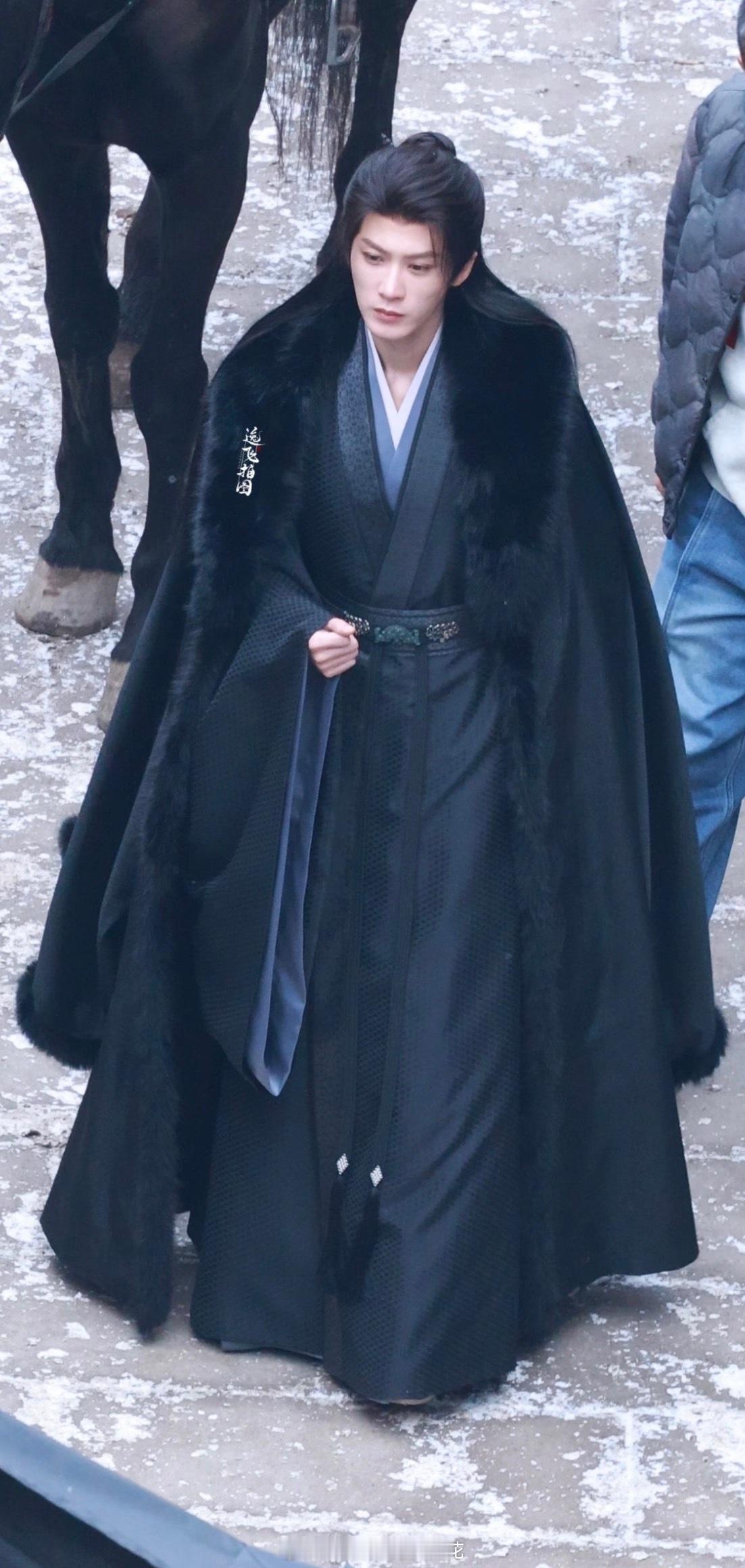 檀健次何不同舟渡黑色大氅造型檀健次何不同舟渡黑衣斗篷路透 期待谢却山 