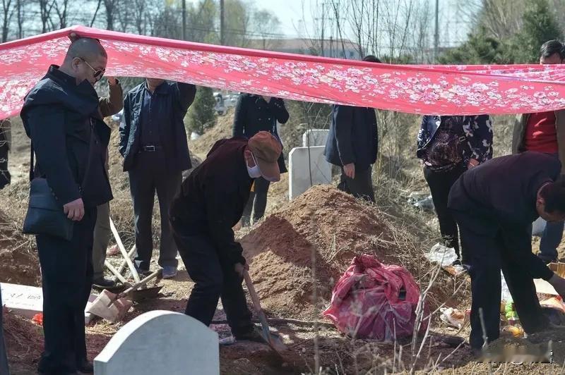 坟头旁装摄像头，

这事乍一听确实令人错愕。

谁能想到，

如今连寄托哀思的清