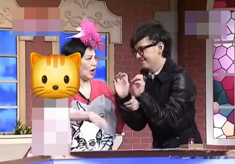 黄子佼曾在节目上强握女童的手，十指紧扣。主持人张小燕后面发现不对劲，瞬间变脸，拉