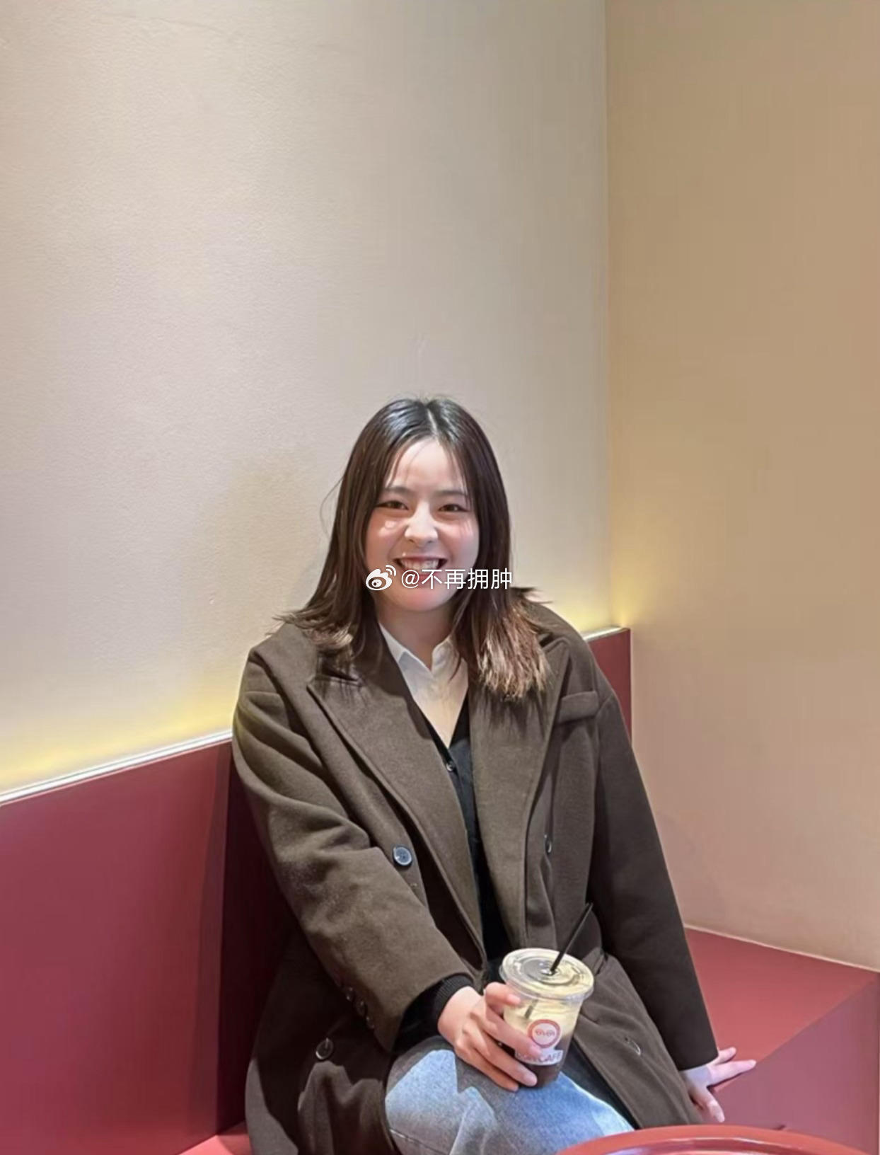 勤奋充电 努力工作 保持身材 对人微笑 这些都不是为了取悦他人 而是为了成为更好
