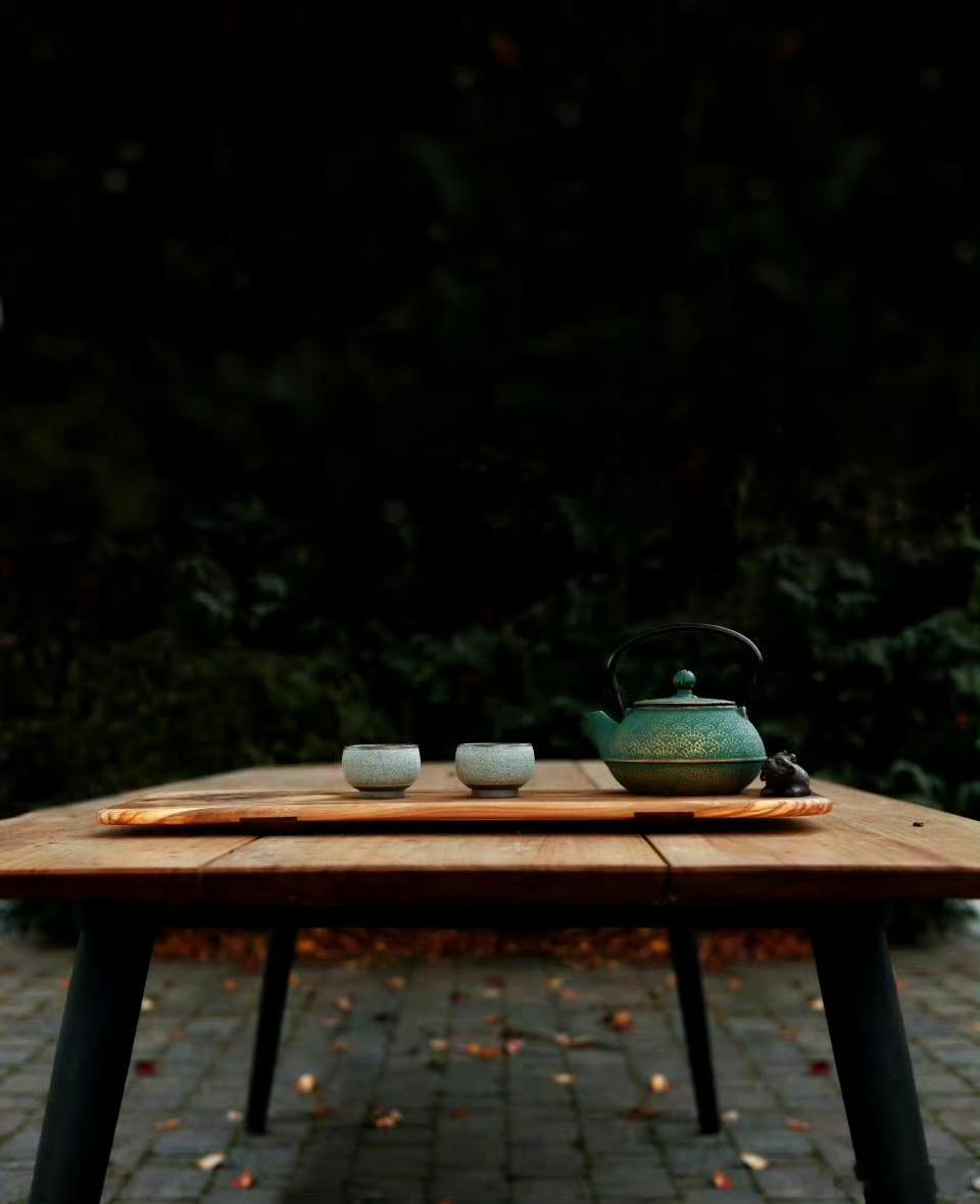 “弘一法师说：”“少吃，多睡，不要和任何人走的太近。闲事少管，热闹离远，这才是最