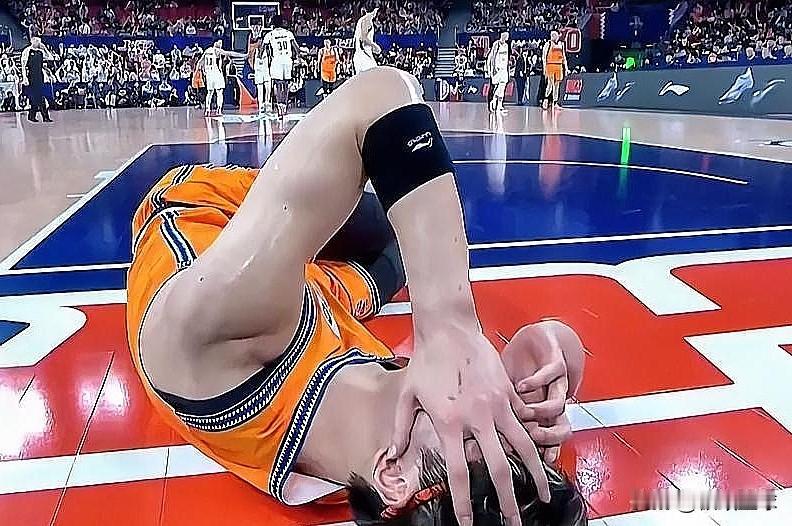 大水冲了龙王庙！张镇麟一肘重重砸在王哲林脸上，后者痛苦倒地。

在今晚上海对阵浙