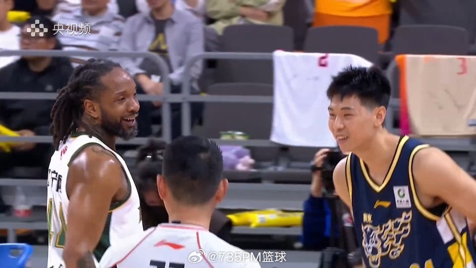 广东男篮vs辽宁男篮 小崔上场了，正式回归赛场。 