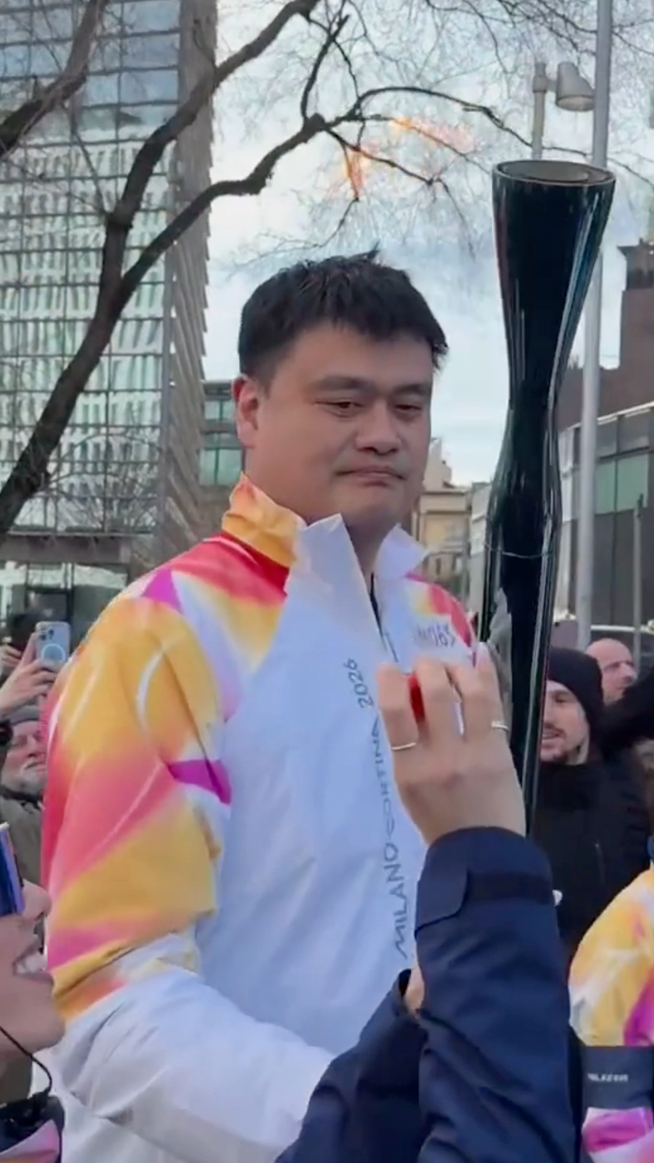 姚明传递冬奥会火炬排面啊woccc🇨🇳🏀全员仰视啊好吗！！！冬奥会