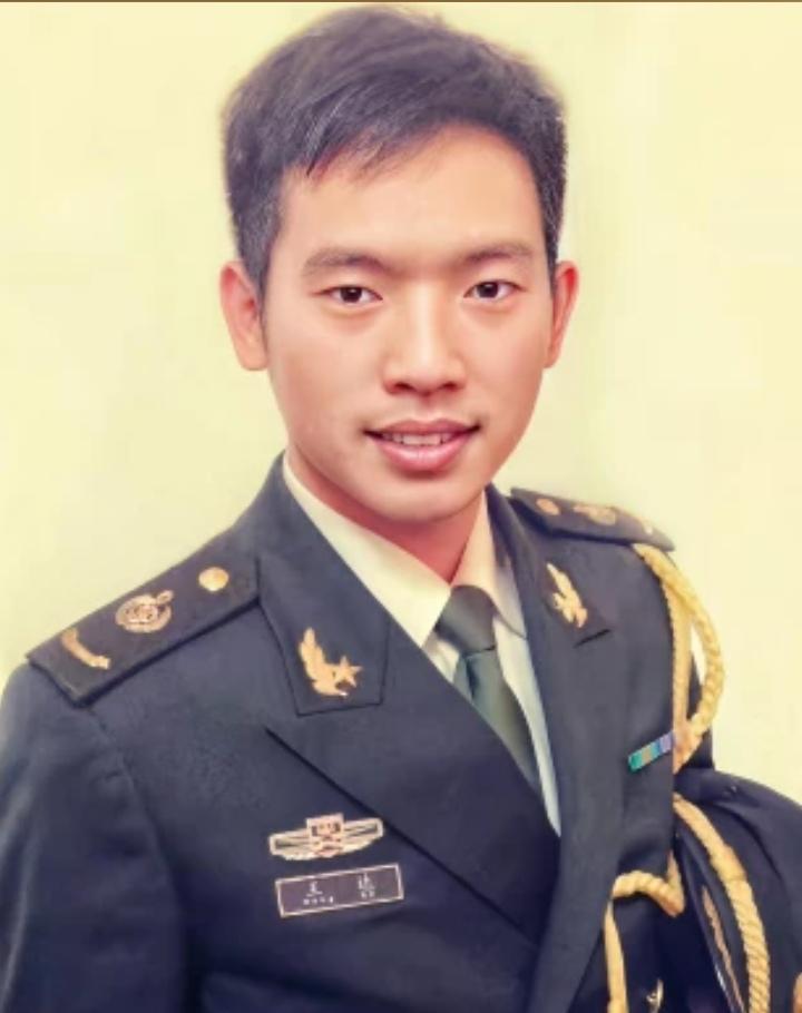 歌手王达，籍贯江苏无锡，曾是南京军区前线歌舞团的一名军人歌手。他是当年迷彩三人组