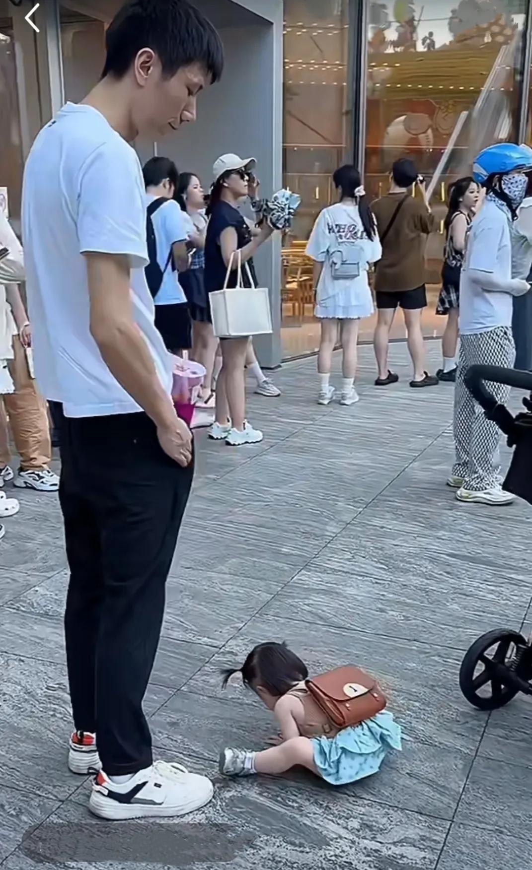隔着屏幕都能感觉到爸爸的无奈

调皮的女儿无奈的爹！一岁多的宝宝，偶尔出门不顺心