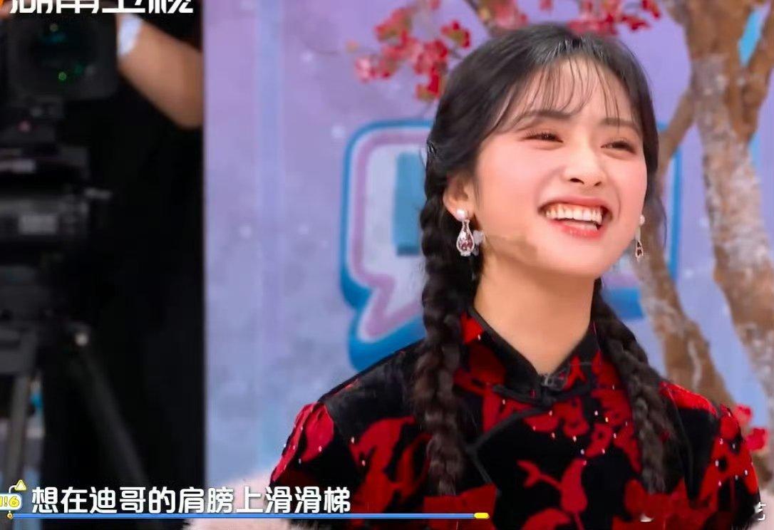 沈月是节目活宝，开口有梗不冷场，软萌气质越看越讨喜～