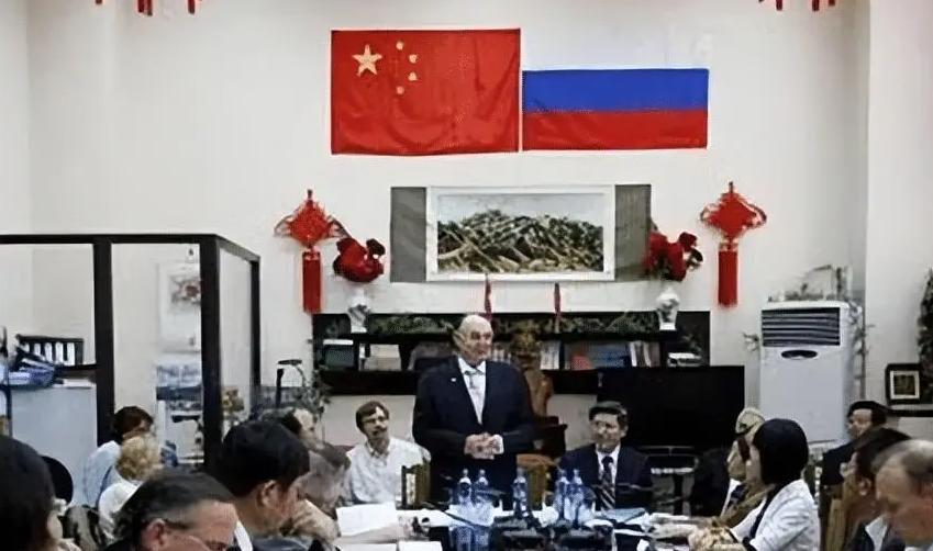 中国将为‘中立’付出代价！”美国现在积极拉拢俄罗斯，就是断定中美一旦为东南亚问题