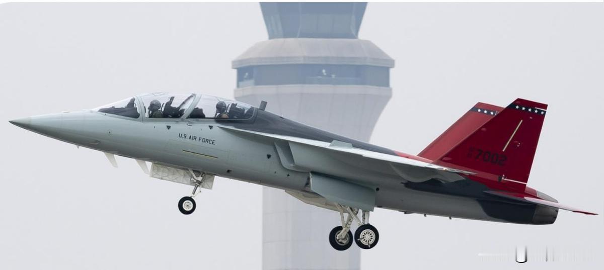 2026年6月，美国空军宣布其首批T-7A“红鹰”飞行员获得驾驶资格，同一时间，