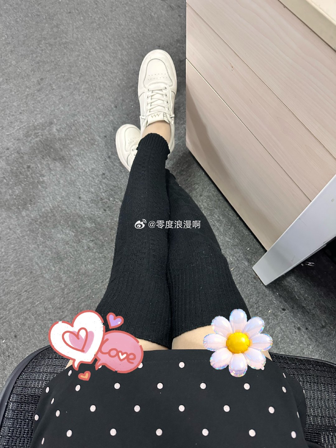 外面36度，进了公司赶紧套上毛线袜套