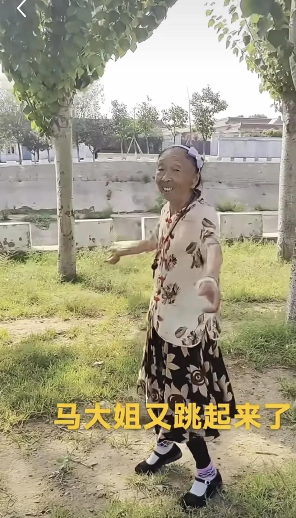 马玉琴真是开创女人跳舞年龄最高记录了。87岁了，还是舞姿翩翩哦！花袄，花裙，布鞋