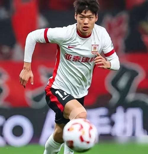 山东泰山足球队真的不需要贺一然这级别的后卫吗？球迷们在呼吁，应当让自已足校培养的