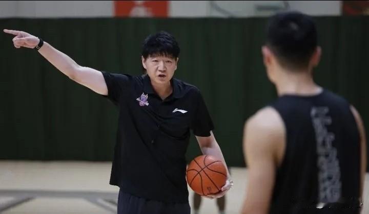 山东高速今夏引援针对性拉满，保八争四只是对外的目标，邱彪新赛季压力巨大。
 
这