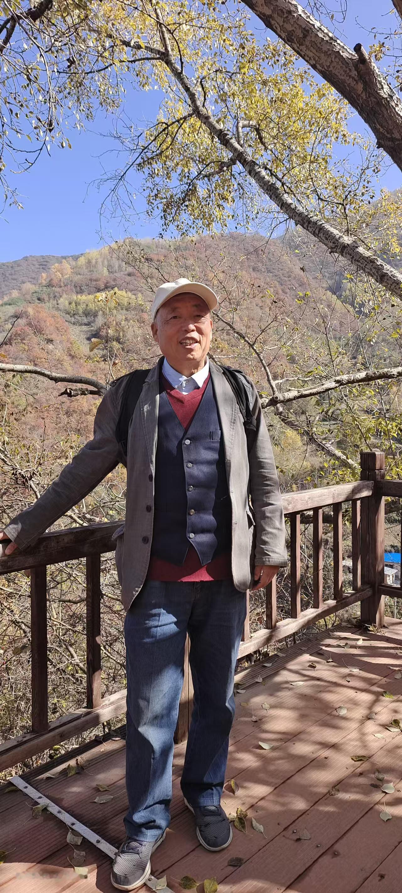 秋日暖阳映景区
        云顶山上秋色浓
​
记者王志俭（穿石）文图

​