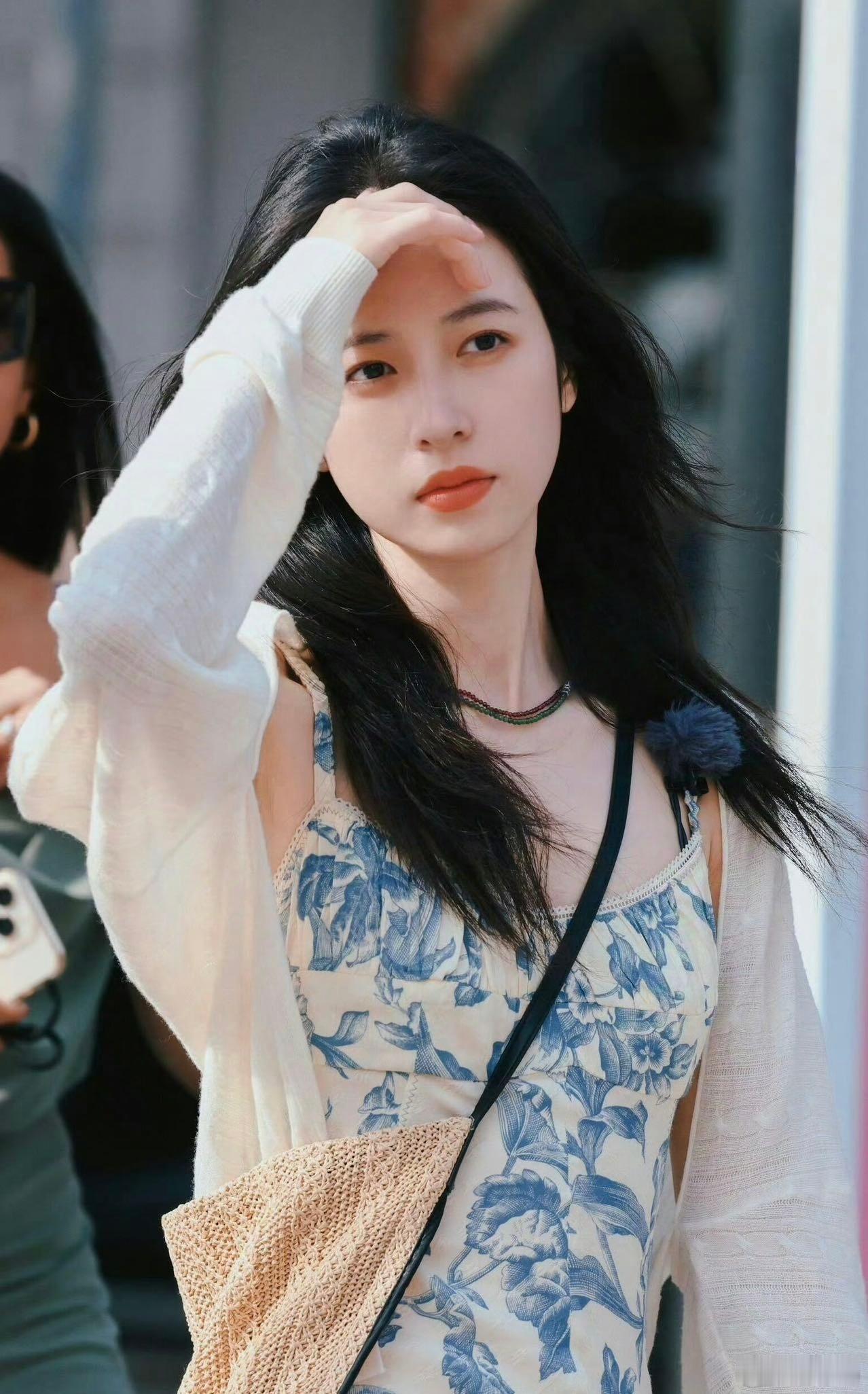#周雨彤花儿与少年官宣海报# 我理想中的旅行搭子~会拍照、能给情绪价值，身上有舒