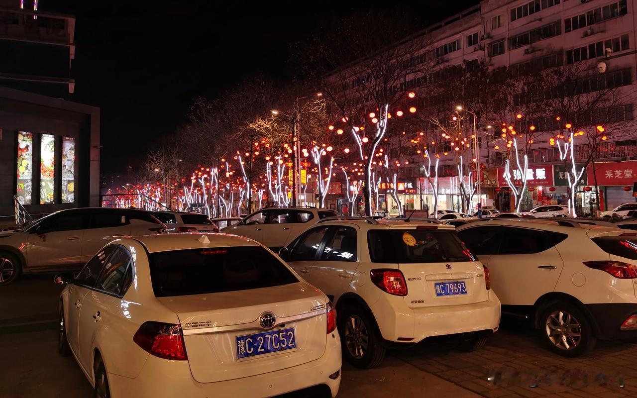 夜景 今年春节，洛阳市孟津区河清路上的迎新春花灯着实惊艳！每当夜幕降临，不管你是