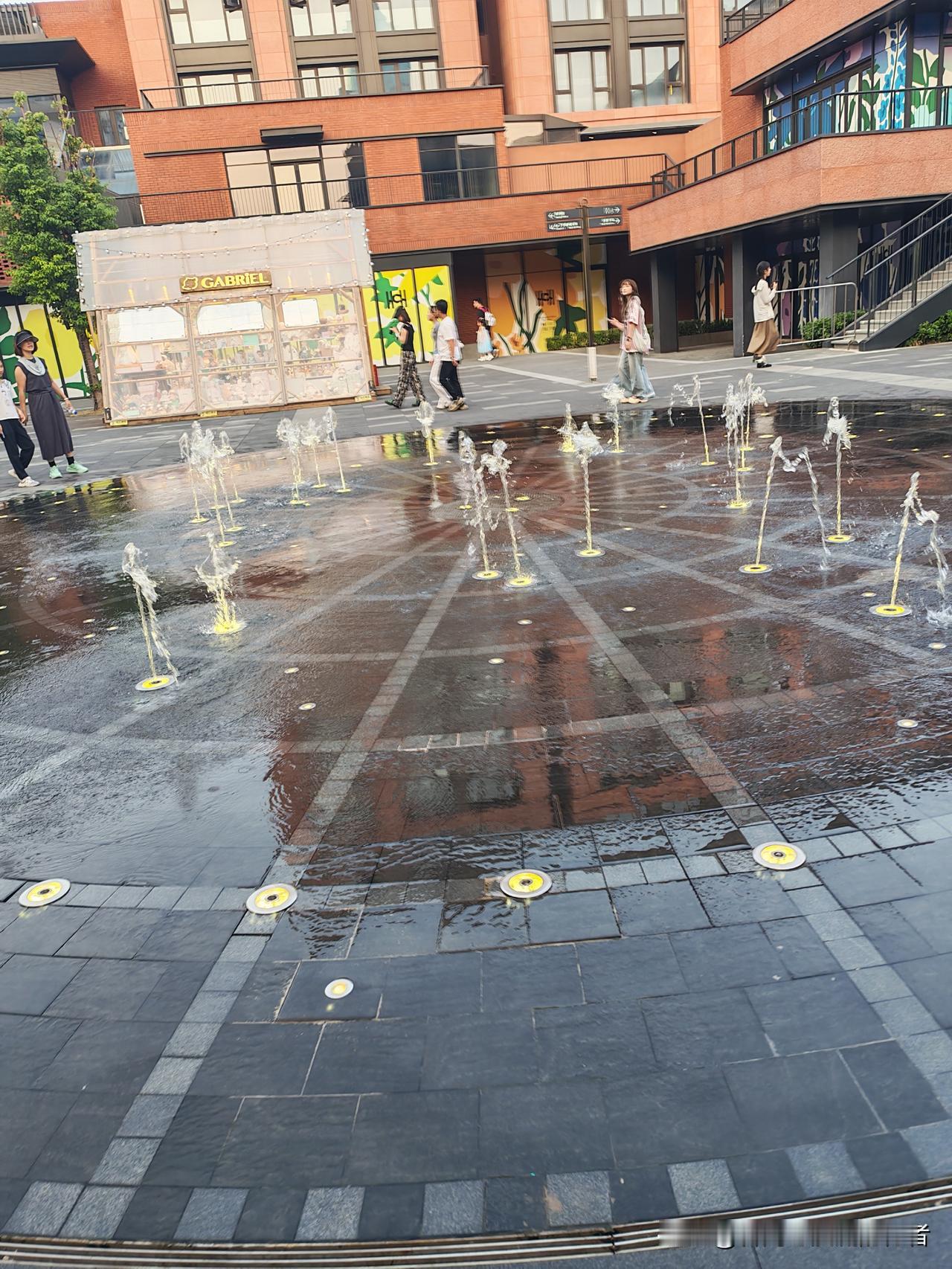 没手机支付那会，每笔交易有温度但超不方便：
 
- 路边无牌衣服敢卖200，进货