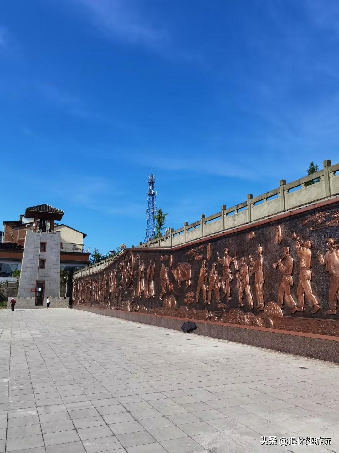 黄水大型浮雕！
在黄水大剧院广场，有一组大型浮雕，反映的土家族劳作、狩猎、丰收、