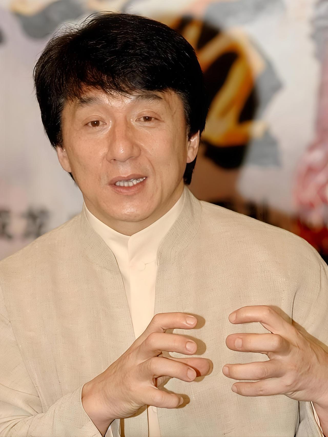 我问我爸怎么能让人缘变好?
我爸反问，你觉得哪个明星人缘最好?
我脱口而出——成