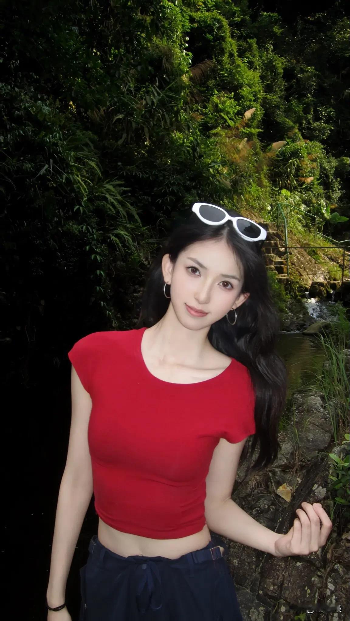 夏日森林中的红衣少女，清凉一夏！🌳💃🔥