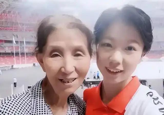 1994年， 太原一名女婴因手臂残疾被抛弃，57岁拾荒妇人见其可怜，把她捡回家用