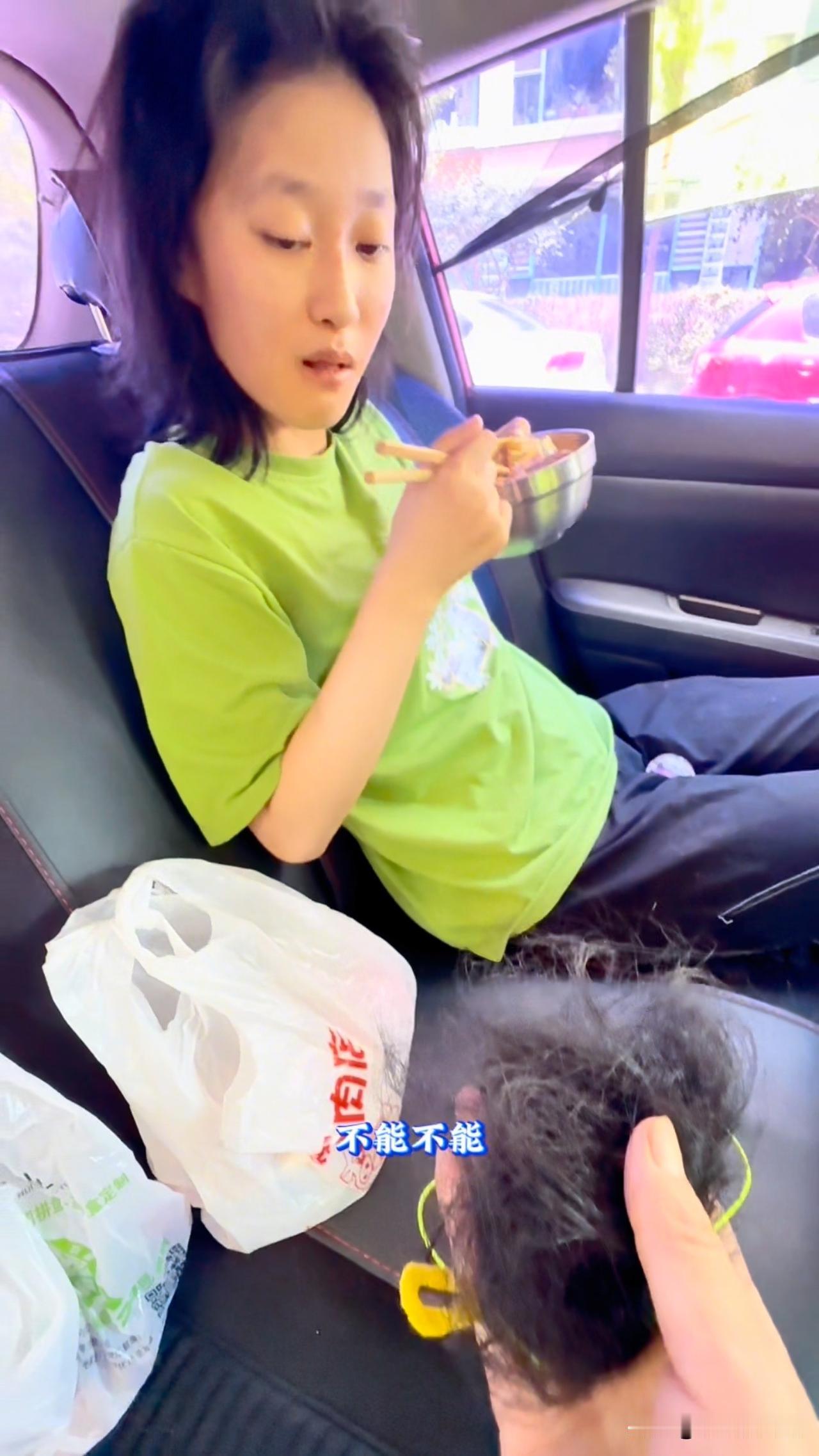 菲儿今天中午突然情绪大爆发，从家里起床穿衣服，穿鞋子，冲出家门没超过两分钟，车子